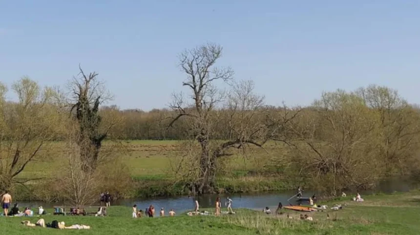 Planning a Grantchester Day Trip from Cambridge? Discover the exact walking route, punting details, historical sights, and tea room stops in this complete guide.
